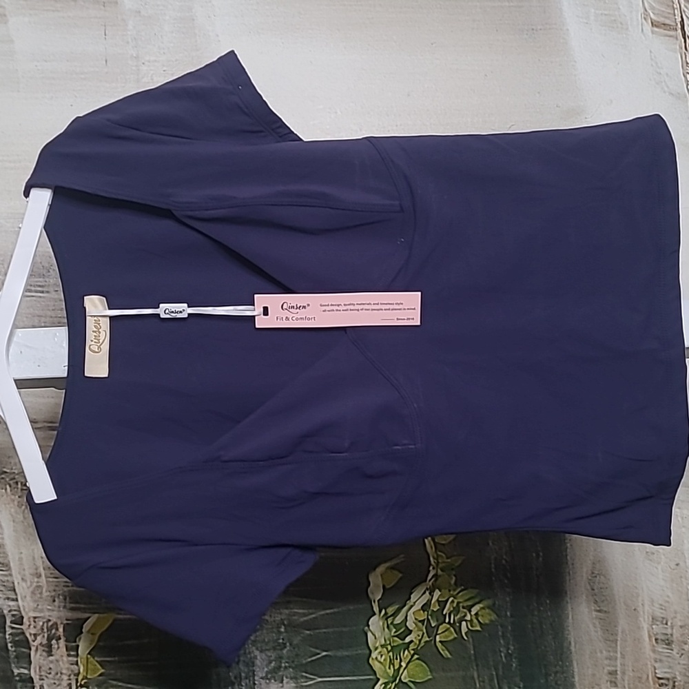 New with tags! Qinsen Womens Small navy blue seamed cup short sleeve Tee